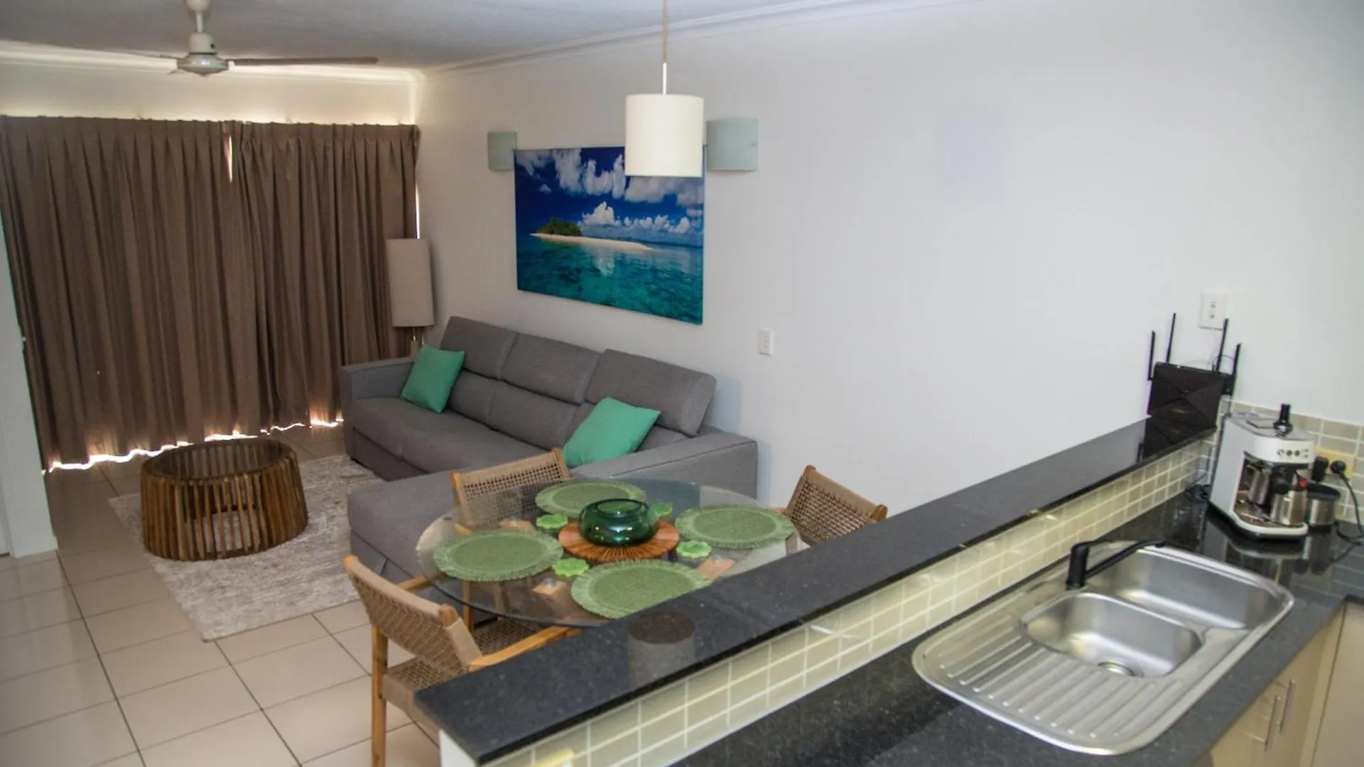 Paradise Resort Living One Bedroom Apartment Westcourt 0*,  Australien